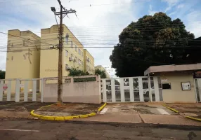 Foto 1 de Apartamento com 3 Quartos para alugar, 65m² em Jardim dos Estados, Campo Grande