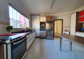 Foto 1 de Casa com 3 Quartos à venda, 220m² em Vila Marumby, Maringá