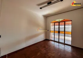 Foto 1 de Casa com 3 Quartos para alugar, 210m² em São José, Divinópolis