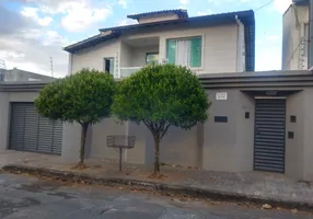 Foto 1 de Sobrado com 4 Quartos à venda, 228m² em Parque Copacabana, Belo Horizonte