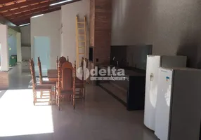 Foto 1 de Casa com 3 Quartos para alugar, 220m² em Segismundo Pereira, Uberlândia