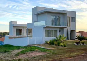 Foto 1 de Sobrado com 4 Quartos à venda, 285m² em Jardim Ninho Verde II, Pardinho