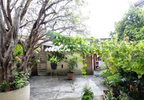 Foto 1 de Casa com 4 Quartos à venda, 318m² em Sagrada Família, Belo Horizonte