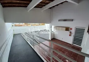 Foto 1 de Casa com 4 Quartos para alugar, 225m² em Lidice, Uberlândia