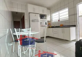 Foto 1 de Casa com 2 Quartos à venda, 77m² em Vila Yolanda, Osasco