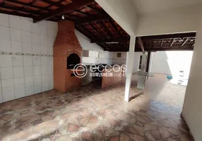 Foto 1 de Casa com 4 Quartos para alugar, 250m² em Santa Mônica, Uberlândia