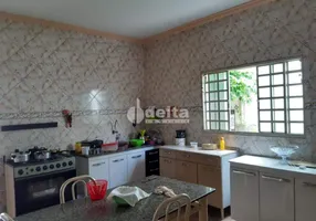 Foto 1 de Casa com 2 Quartos à venda, 200m² em Santa Rosa, Uberlândia