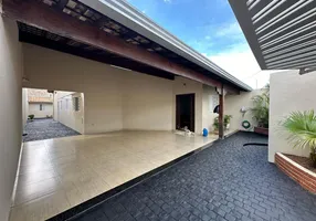 Foto 1 de Casa com 3 Quartos à venda, 218m² em Alto Umuarama, Uberlândia