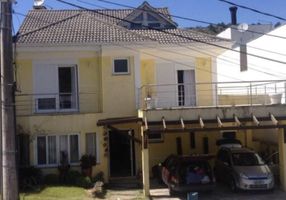Casa de Condomínio com 4 Quartos para alugar, 300m²