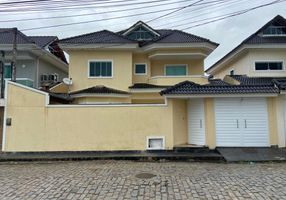 Casa de Condomínio com 4 Quartos à venda, 256m²