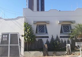 Casa com 3 Quartos para venda ou aluguel, 204m²