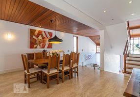 Casa com 3 Quartos à venda, 300m²