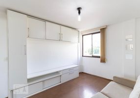 Apartamento com 1 Quarto para alugar, 50m²
