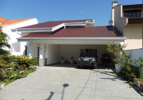 Casa de Condomínio com 5 Quartos à venda, 213m²