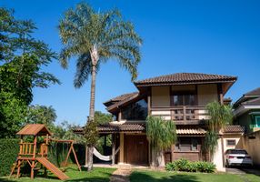 Casa de Condomínio com 4 Quartos à venda, 245m²