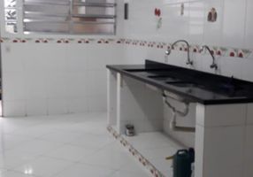 Casa de Condomínio com 4 Quartos à venda, 180m²