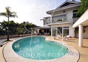 Casa de Condomínio com 4 Quartos à venda, 558m²