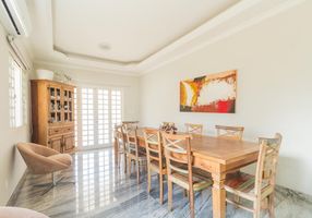 Casa com 3 Quartos para alugar, 260m²
