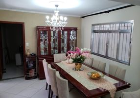Sobrado com 4 Quartos à venda, 430m²