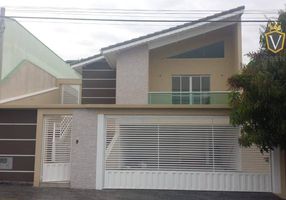 Casa com 3 Quartos para venda ou aluguel, 172m²