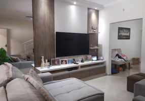Casa com 3 Quartos à venda, 140m²