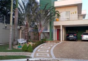 Casa de Condomínio com 3 Quartos à venda, 250m²