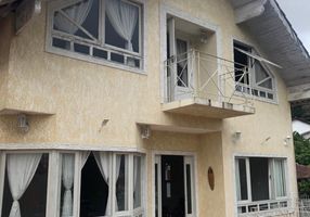 Casa com 4 Quartos à venda, 328m²