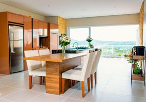Casa com 5 Quartos para alugar, 180m²