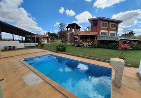 Fazenda/Sítio com 4 Quartos à venda, 240m²