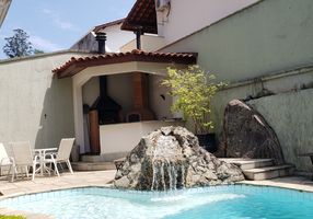 Casa de Condomínio com 4 Quartos para alugar, 300m²