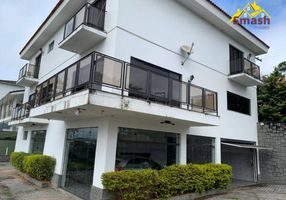 Casa de Condomínio com 4 Quartos para alugar, 520m²