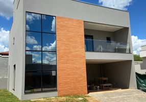 Casa de Condomínio com 4 Quartos à venda, 215m²