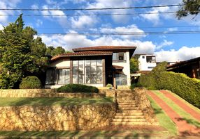 Casa de Condomínio com 3 Quartos para alugar, 350m²