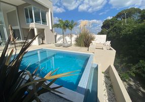 Casa de Condomínio com 4 Quartos à venda, 420m²