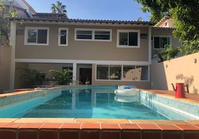 Casa com 5 Quartos à venda, 270m²