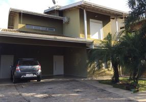 Casa de Condomínio com 4 Quartos à venda, 244m²