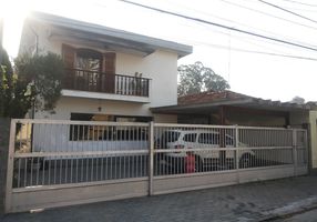 Sobrado com 3 Quartos para alugar, 230m²