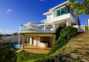 Casa de Condomínio com 4 Quartos à venda, 470m²