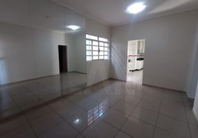 Casa com 3 Quartos para alugar, 145m²