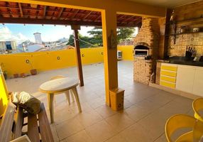 Casa de Condomínio com 5 Quartos à venda, 300m²