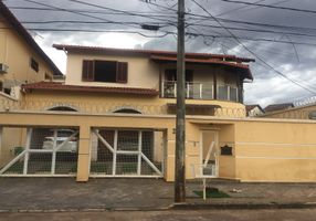 Casa com 6 Quartos à venda, 326m²