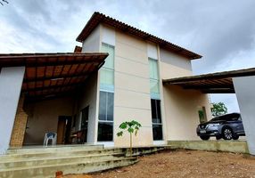Casa de Condomínio com 4 Quartos à venda, 243m²