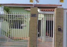 Casa com 3 Quartos à venda, 180m²
