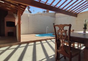 Sobrado com 4 Quartos à venda, 295m²