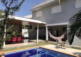 Casa com 4 Quartos para alugar, 420m²