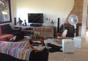 Casa de Condomínio com 5 Quartos à venda, 230m²