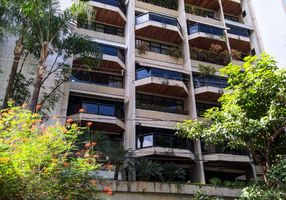 Apartamento com 4 Quartos para alugar, 230m²