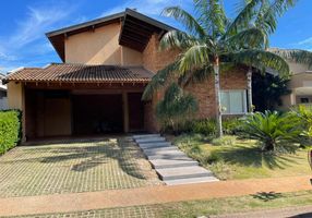 Casa de Condomínio com 4 Quartos à venda, 303m²