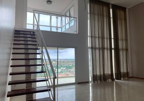 Apartamento com 4 Quartos para alugar, 215m²
