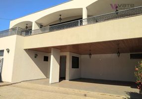 Casa com 4 Quartos para alugar, 411m²
